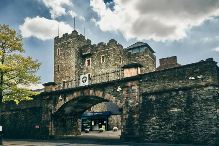 Things to do in Derry, Historic city walls and Tower Museum in Derry