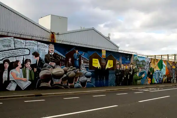 Belfast black taxi political mural tour for cruise passengers