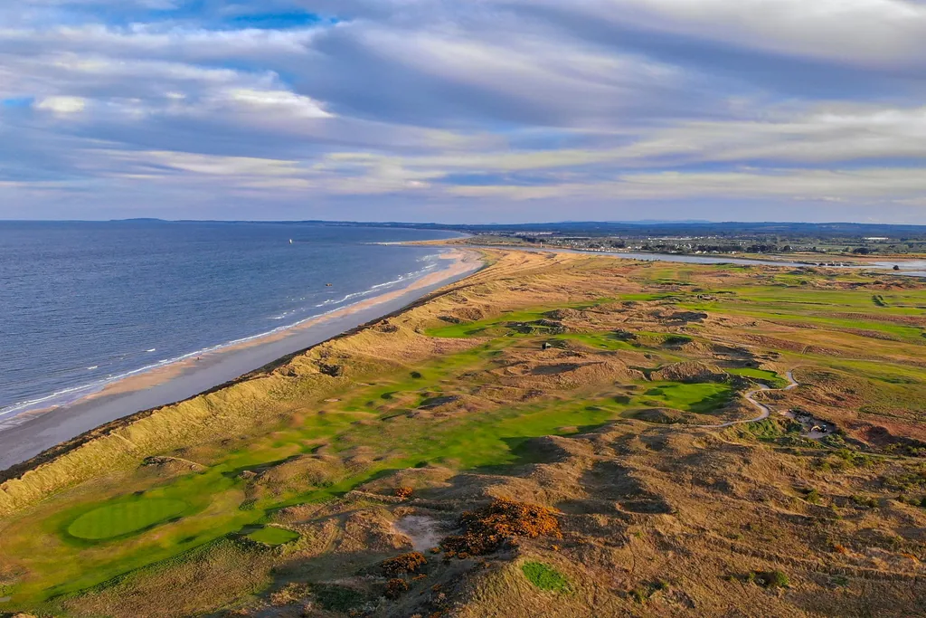 Links golf course on the coast, served by our private golf transfers in Ireland
